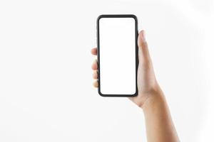 Nahansicht Hand Frau halten schwarz Smartphone leer Bildschirm isolieren auf Weiß Hintergrund foto