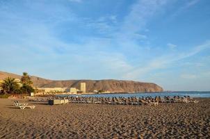 Sonnenliegen am Strand foto