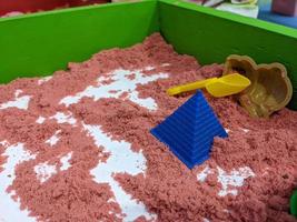 rot Sand bauen zum Kind Spielzeuge mit Formteil. Foto ist geeignet zu verwenden zum Spielzeuge Hintergrund und Kind Bildung Inhalt Medien