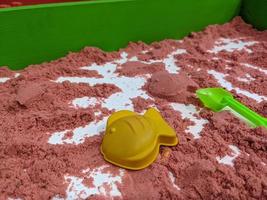 rot Sand bauen zum Kind Spielzeuge mit Formteil. Foto ist geeignet zu verwenden zum Spielzeuge Hintergrund und Kind Bildung Inhalt Medien