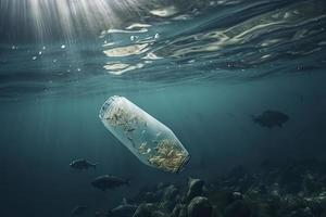 Plastik Flasche schwebend im Ozean mit Wasser- Tier, Fisch. Verschmutzung von Plastik und Müll im öffnen Meer Konzept foto