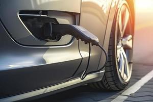 schließen oben Laden ein elektrisch Auto Batterie, Neu innovativ Technologie ev elektrisch Fahrzeug foto