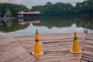 Orange Stift zum Warnung Loch auf das hölzern Brücke Über das See. das Foto ist geeignet zu verwenden zum Abenteuer Inhalt Medien, Natur Poster und Wald Hintergrund.