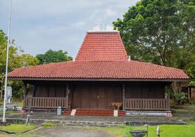 traditionell Haus von zentral Java mit Natur und Blau Himmel. das Foto ist geeignet zu verwenden zum traditionell Design Haus von Java Personen.