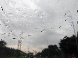 fallen Wasser auf das Vorderseite Glas Startseite von das Wagen. das Foto ist geeignet zu verwenden zum Natur Hintergrund und Natur Inhalt Medien.