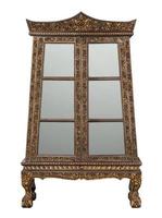 Antiquität hölzern Kabinett mit Glas Türen isoliert auf Weiß mit Ausschnitt Pfad foto