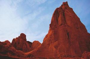 rote Felsen gegen blauen Himmel foto