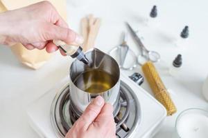 Frau Herstellung dekorativ Aroma Kerze Hinzufügen Aroma, Nahansicht foto