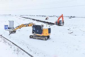 Japan, sapporo-dez 08-Bagger ist Arbeiten auf Schnee auf dez 08, 2014 im Hokkaido. Bagger beim Arbeiten Seite? ˅ zu entfernen Schnee foto