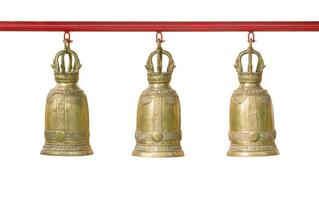drei Stück Bronze- Glocke isoliert auf Weiß Hintergrund mit Ausschnitt Weg, thailändisch Stil im Tempel foto