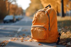 Orange Rucksack links auf ein Straße im ein Stadt. generiert ai. foto