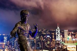 Hong Kong. Juni 08, Bruce Lees Statue beim Nacht im Hong Kongs Viktoria Hafen, jun 08 ,2015 im Hongkong foto