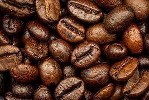 Espresso geröstet Kaffee Bohnen isoliert im schwarz Hintergrund schließen oben foto