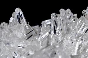 Makro-Mineralstein Strass in Kristallen auf schwarzem Hintergrund foto