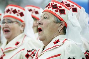 Weißrussland, das Stadt von Gomil, November 12, 2018. Haus von Rentner. alt slawisch Frauen singen Lieder. Belarussisch Frauen im National Hüte. foto