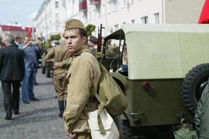 Weißrussland, das Stadt von Gomil, kann 09, 2015. Wiederaufbau von das zweite Welt Krieg. ein Mann im das bilden von ein Russisch Soldat. foto