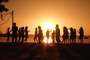 Silhouetten von Menschen Tanzen Sommer- Strand Party Konzept foto