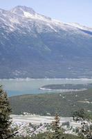 Skagway Stadt, Dorf Antenne Aussicht und ein Berg foto