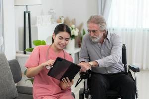 Pflegekraft zum ein Alten Mann wöchentlich Untersuchungen beim das Patienten Residenz. bereit zu geben medizinisch Rat und sich unterhalten Über verschiedene Geschichten, Austausch jeder andere glücklich. foto