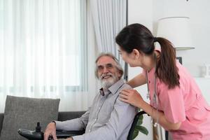 Pflegekraft zum ein Alten Mann wöchentlich Untersuchungen beim das Patienten Residenz. bereit zu geben medizinisch Rat und sich unterhalten Über verschiedene Geschichten, Austausch jeder andere glücklich. foto