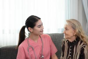 Pflegekraft zum ein Alten Frau wöchentlich Untersuchungen beim das Patienten Residenz. bereit zu geben medizinisch Rat und sich unterhalten Über verschiedene Geschichten, Austausch jeder andere glücklich. foto