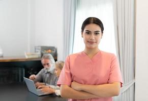 Porträt von Pflegekraft zum ein Alten, wöchentlich Gesundheit Untersuchung beim das Pflege- Zuhause bereit zu geben medizinisch Rat und sich unterhalten Über verschiedene Geschichten foto