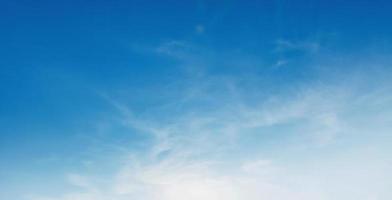 blauer himmel des panoramas mit wolken- und sonnenscheinhintergrund foto