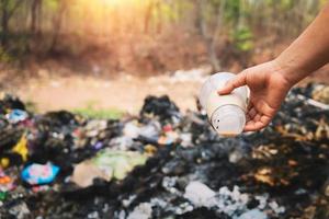 Hand halten Müll Plastik Flasche zum sauber foto