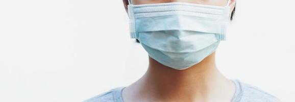 jung Frau tragen Gesicht Maske schützen von Luft Verschmutzung und Virus Epidemie von covid 19 foto