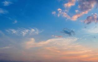 dramatisch Sonnenaufgang Blau Himmel Hintergrund. foto