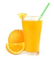 Orange Saft im Glas mit Obst isolieren auf Weiß Hintergrund foto