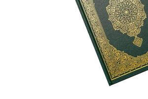 das heilig al Koran mit geschrieben Arabisch Kalligraphie Bedeutung von al Koran und Rosenkranz Perlen oder tasbih auf Weiß Hintergrund, isoliert mit Kopieren Raum. foto