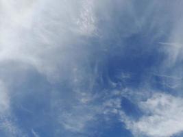 schöne weiße Wolken auf tiefblauem Himmelshintergrund. Große, helle, weiche, flauschige Wolken bedecken den gesamten blauen Himmel. foto