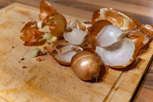 Zwiebel Skins auf ein Küche Tafel foto