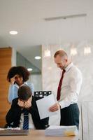 Mannschaft Denken von Problem Lösung beim Büro treffen, traurig vielfältig Geschäft Menschen Gruppe schockiert durch Schlecht Nachricht, verärgert Kollegen im Panik nach Unternehmen Konkurs Konzept foto