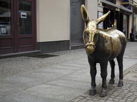 Skulptur - - golden Esel auf das Straßen von laufen foto