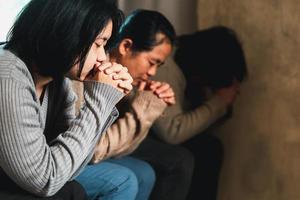 klein Gruppe von asiatisch Menschen beten Anbetung glauben. Teams von freunde Anbetung zusammen Vor studieren heilig Bibel. Familie beten zusammen im Kirche. klein Gruppe Lernen mit Gebet Konzept. foto