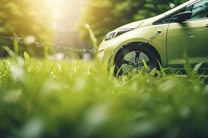 elektrisch Auto mit Grün Blatt Symbol auf verwischen Gras Hintergrund, Ökologie und Umgebung Konzept foto