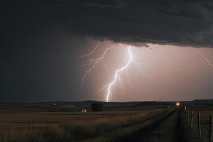 dramatisch Blitz Donnerschlag Bolzen Streik im Tageslicht ländlich Umgebung Schlecht Wetter dunkel Himmel foto