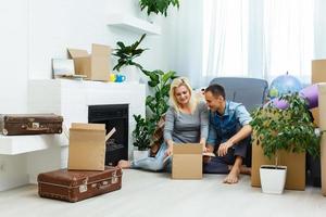 jung Paar Checkliste mit Karton Box beim Zuhause - - Geschäft online und Lieferung Konzept foto