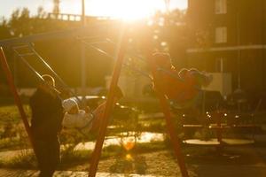 glücklich wenig Freundinnen auf schwingen im Park foto