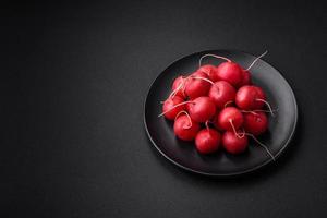 köstlich frisch roh rot Rettich zum Herstellung gesund Salat foto