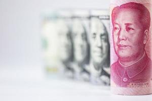 Nahaufnahme der gerollten China-Yuan-Währung auf weißem Hintergrund foto
