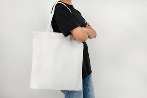 jung Frau halten Öko Baumwolle Tasche isolieren auf Weiß Hintergrund foto