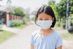 Kinder Mädchen tragen Gesicht Maske schützen von Luft Verschmutzung und Virus Epidemie von covid 19 foto