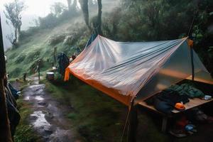 Wildnis Überleben. Bushcraft Zelt unter das Plane im schwer Regen, Umarmen das Ausruhen von Dämmerung. ein Szene von Ausdauer und Elastizität foto