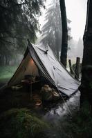 Wildnis Überleben. Bushcraft Zelt unter das Plane im schwer Regen, Umarmen das Ausruhen von Dämmerung. ein Szene von Ausdauer und Elastizität foto