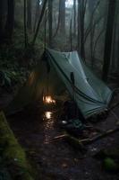 Wildnis Überleben. Bushcraft Zelt unter das Plane im schwer Regen, Umarmen das Ausruhen von Dämmerung. ein Szene von Ausdauer und Elastizität foto