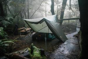 Wildnis Überleben. Bushcraft Zelt unter das Plane im schwer Regen, Umarmen das Ausruhen von Dämmerung. ein Szene von Ausdauer und Elastizität foto