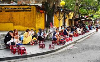 hoi ein, Vietnam, 2023 - - Einheimische und Touristen genießen Vietnamesisch Straße Essen im hoi ein, Vietnam foto